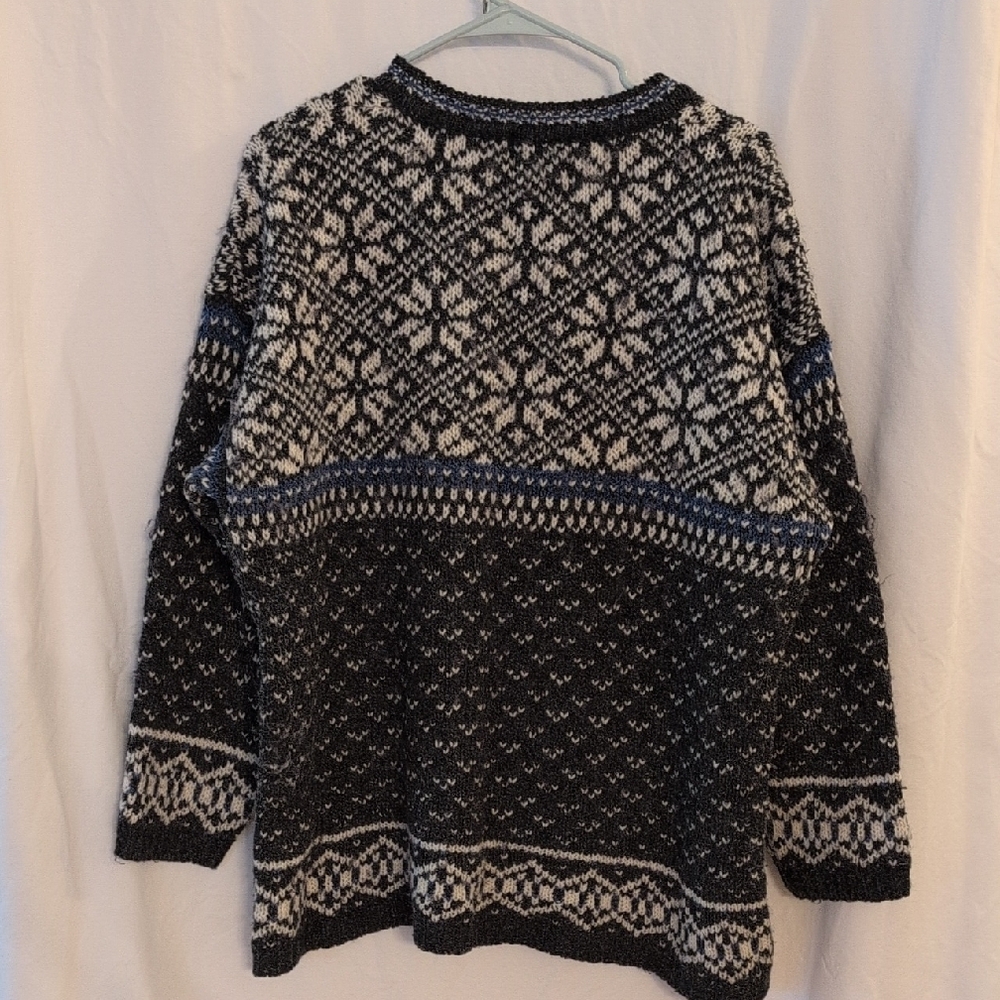 Women's Black and White Patterned Sweater - Picture 2 of 3